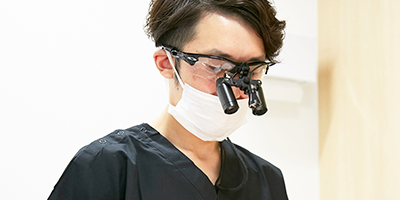 拡大鏡を使って診療